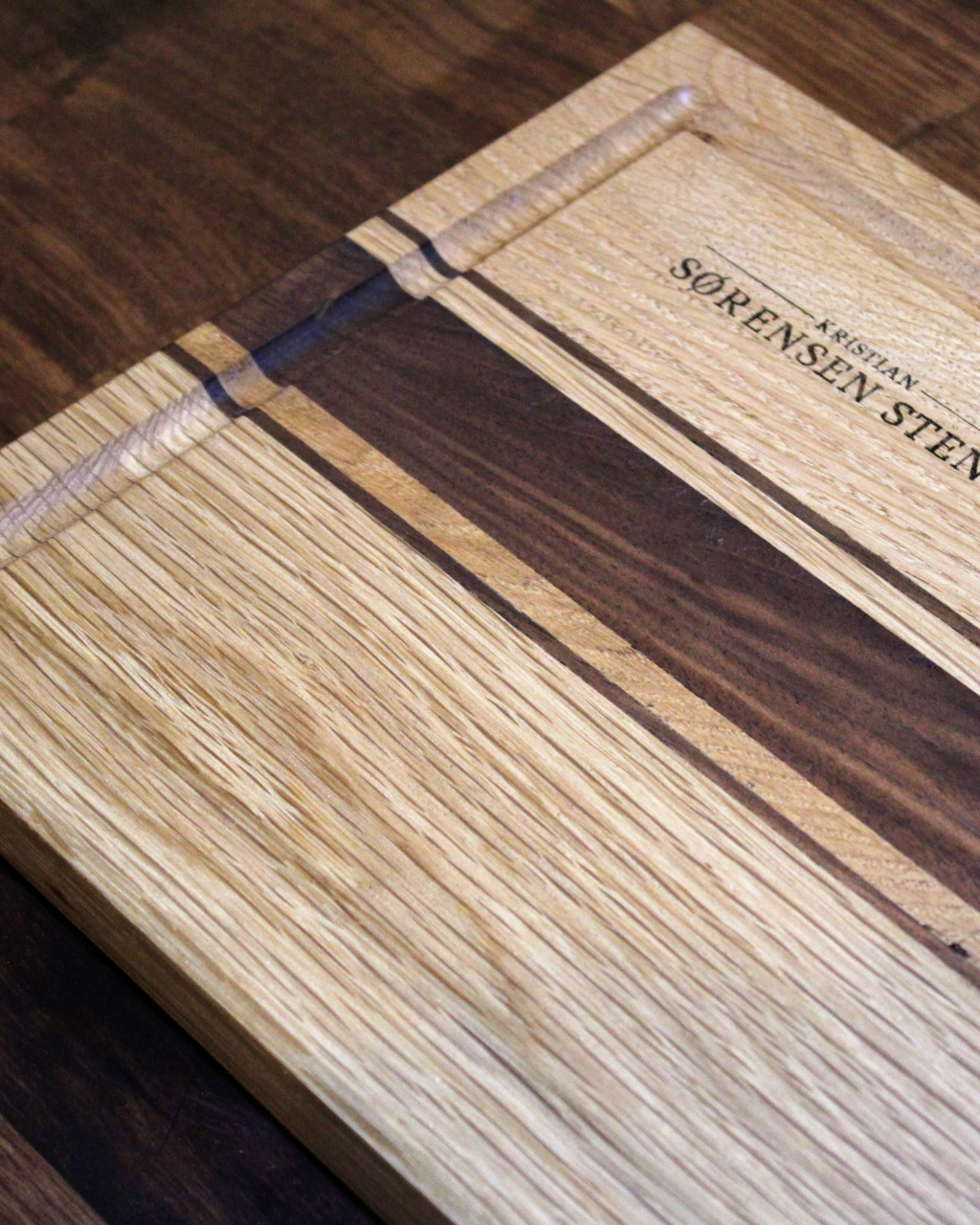 Skjærefjøl i eik og valnøtt med personlig gravering